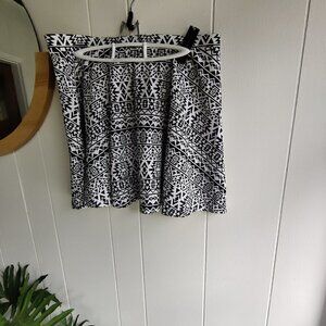 Mini Skirt in Black and white Aztec print 95% cotton. XL